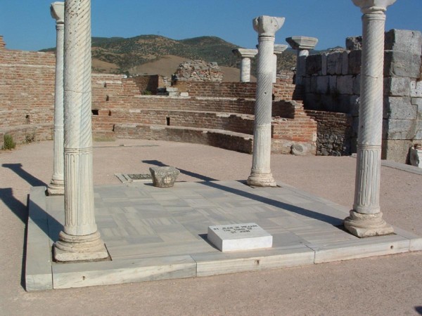 Tumba de San Juan Evangelista